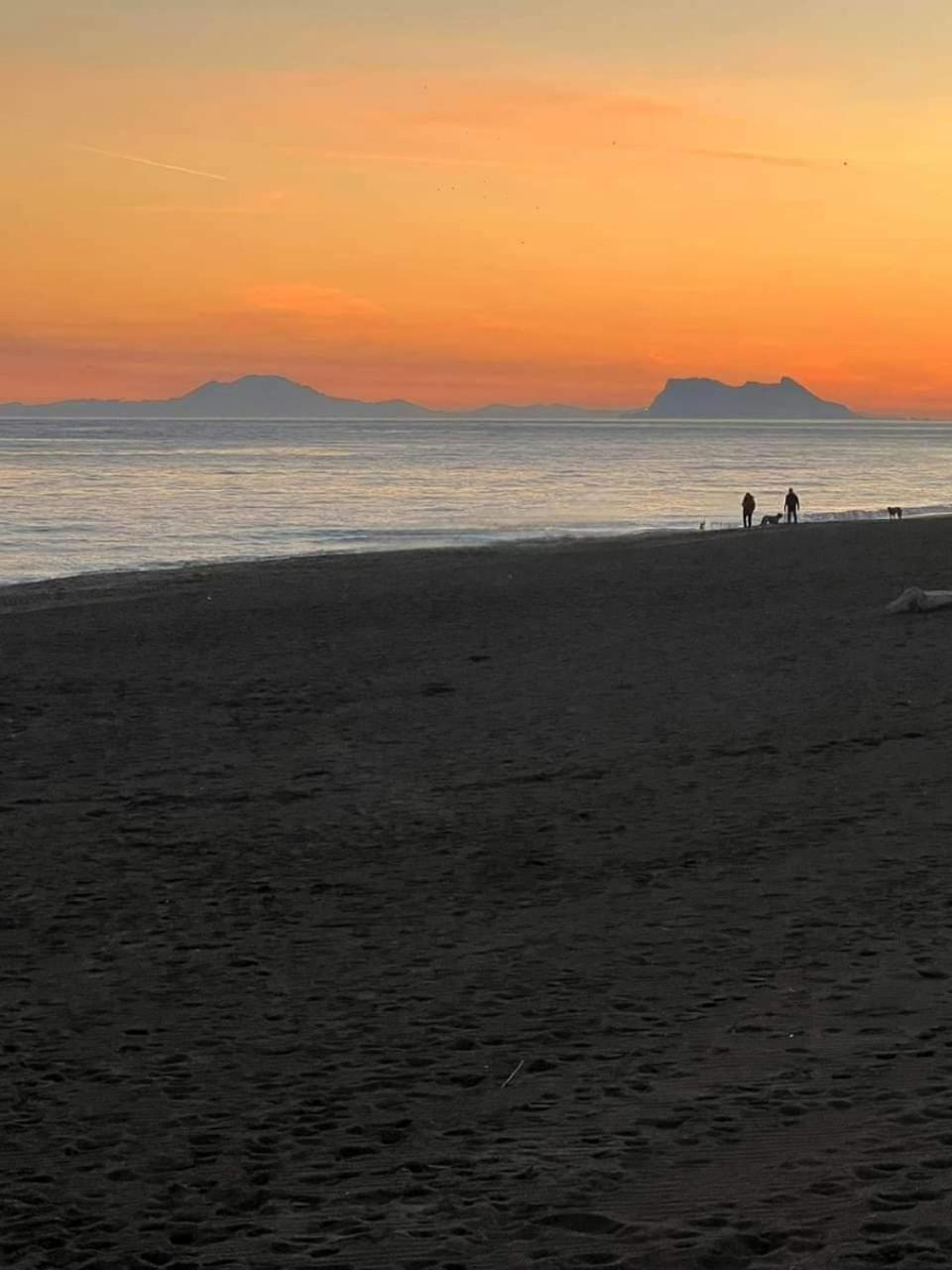 Apartment Beachfront Accommodation Estepona Exterior foto